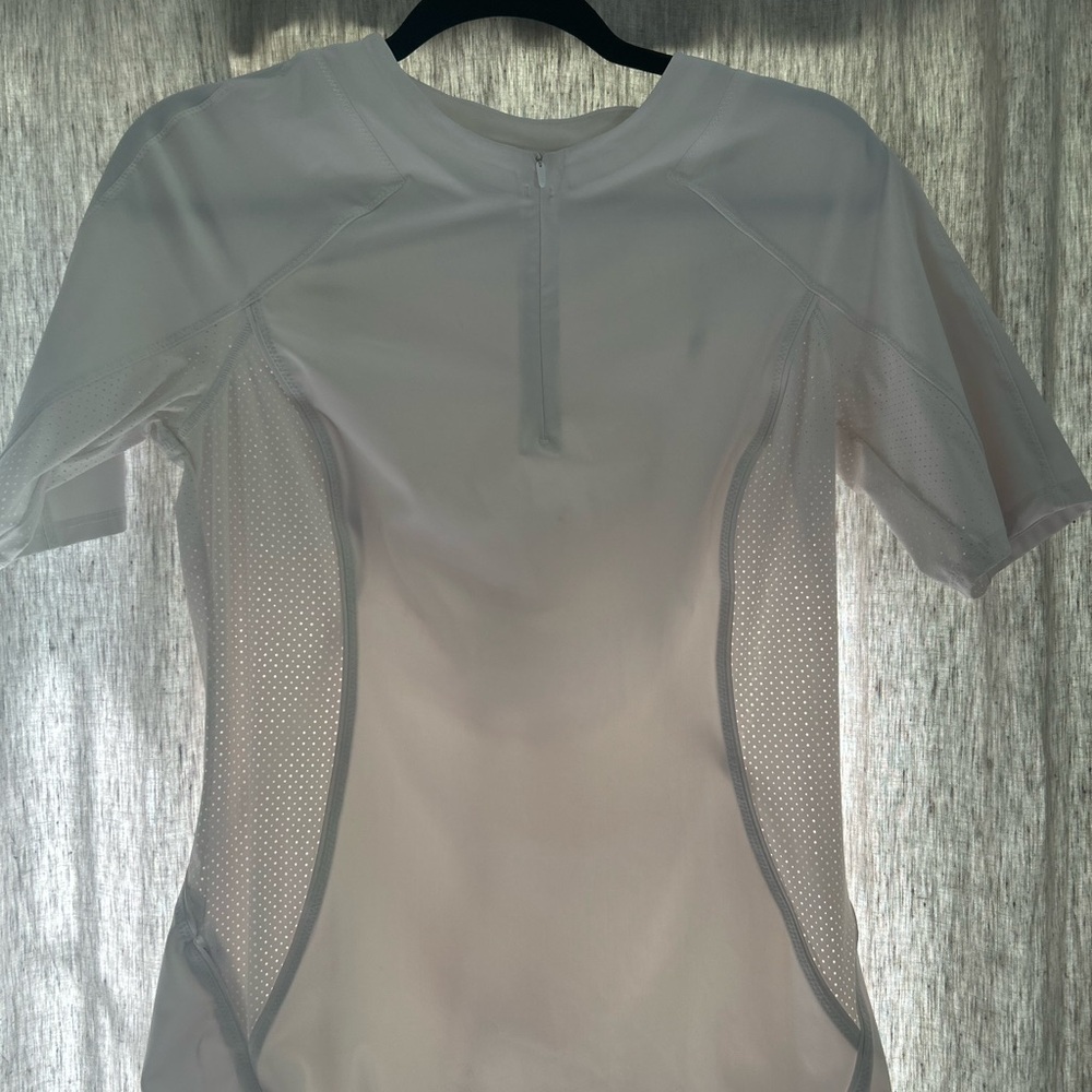 ATHLETA WOMANS 1/4 ZIP WHITE MESH PANELED SIDES SPORT PERFORMANCE SHIRT MEDIUM